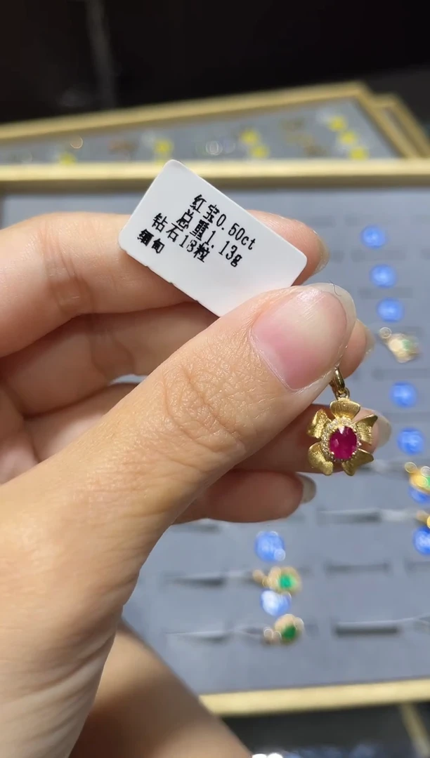 颈饰18K金镶嵌红宝石吊坠