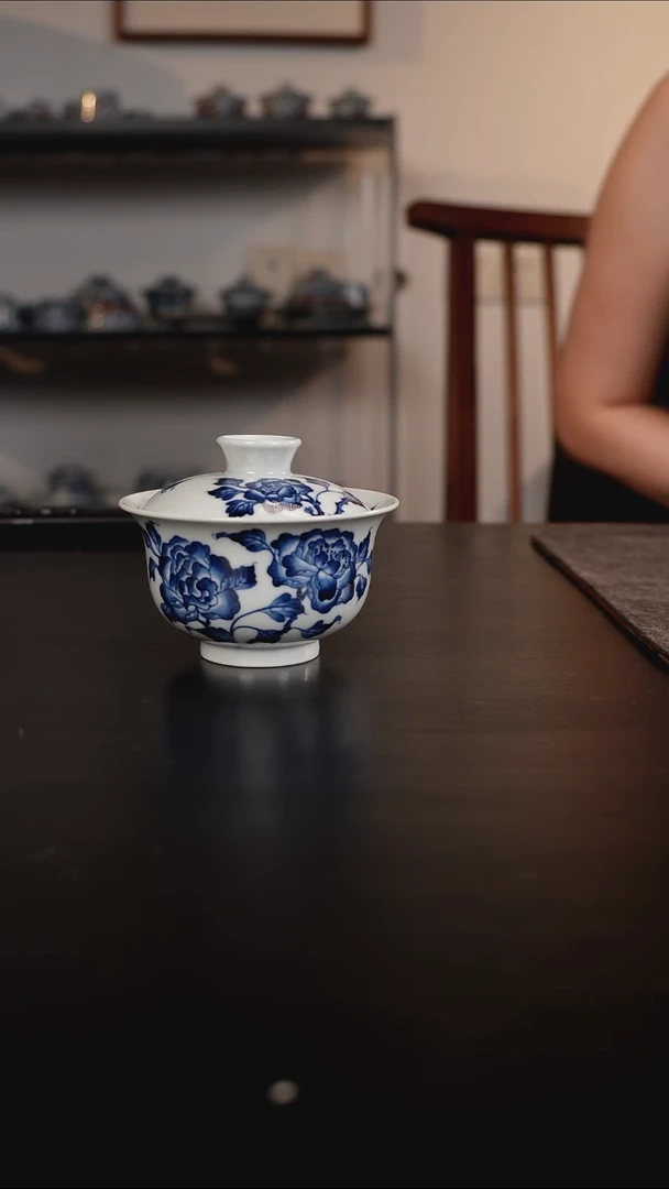 仿明青花牡丹盖碗