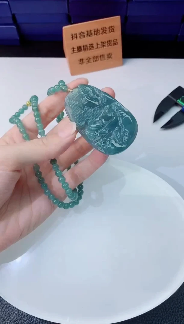 翡翠未镶嵌颈饰      `