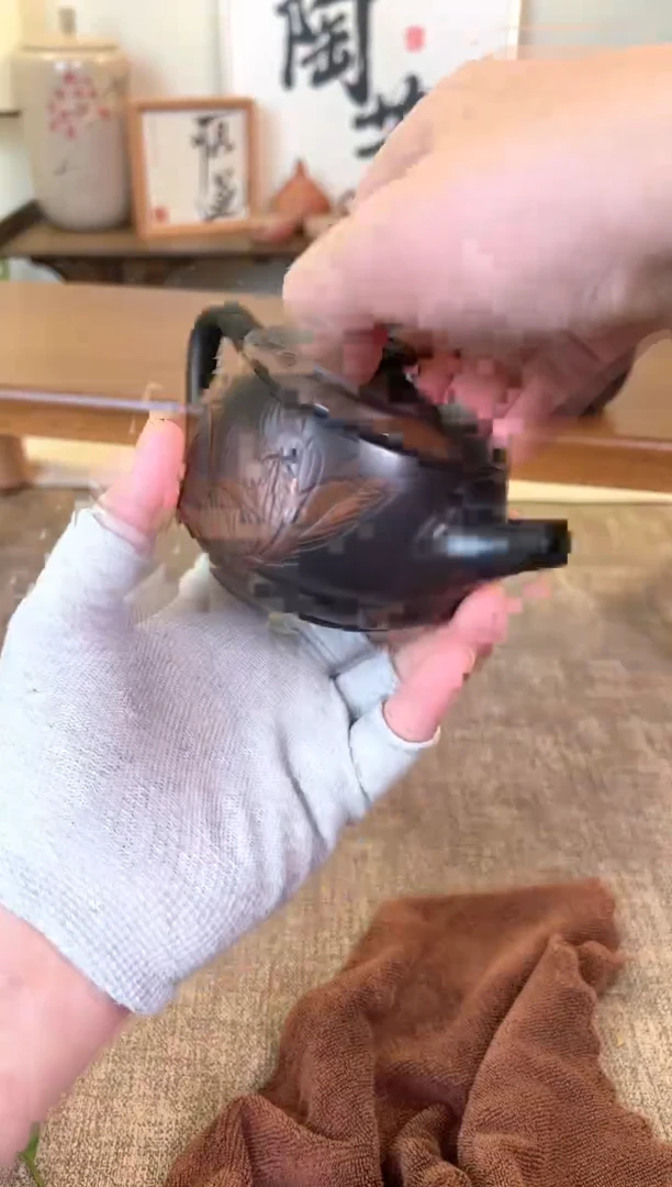 半雕荷花1个，单壶。