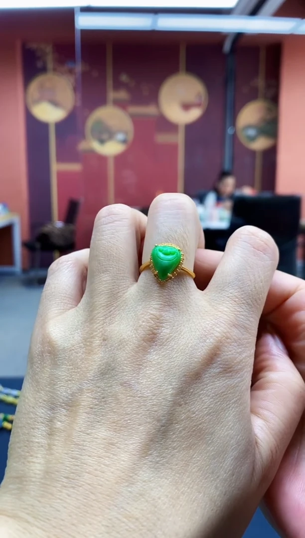 颈饰未镶嵌翡翠戒指