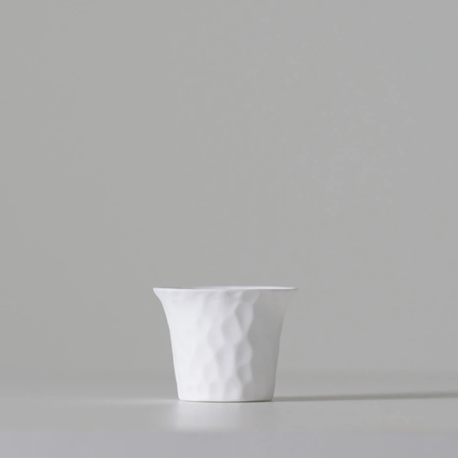 纯白浮雕白瓷小客杯 耐摔的杯子
