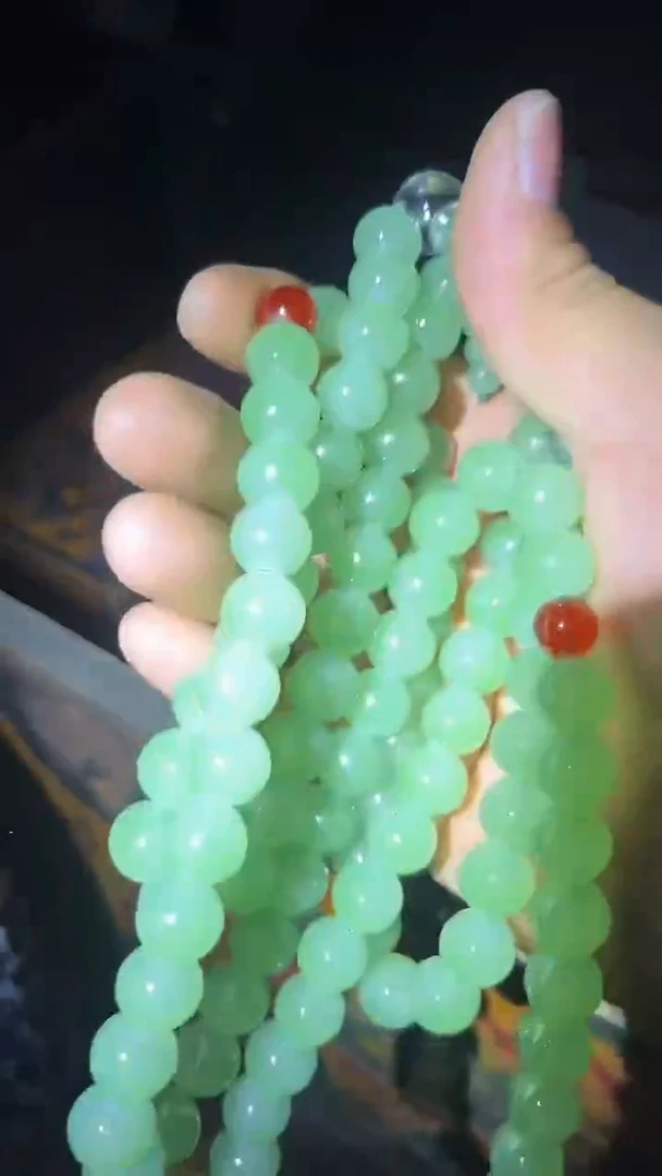 和田玉未镶嵌挂件青白带红项链一条