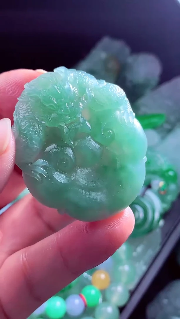 未镶嵌定制翡翠雨***?翡翠毛货定制