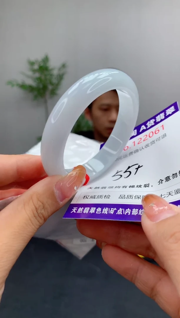 未镶嵌手镯翡翠有纹，完美者勿拍