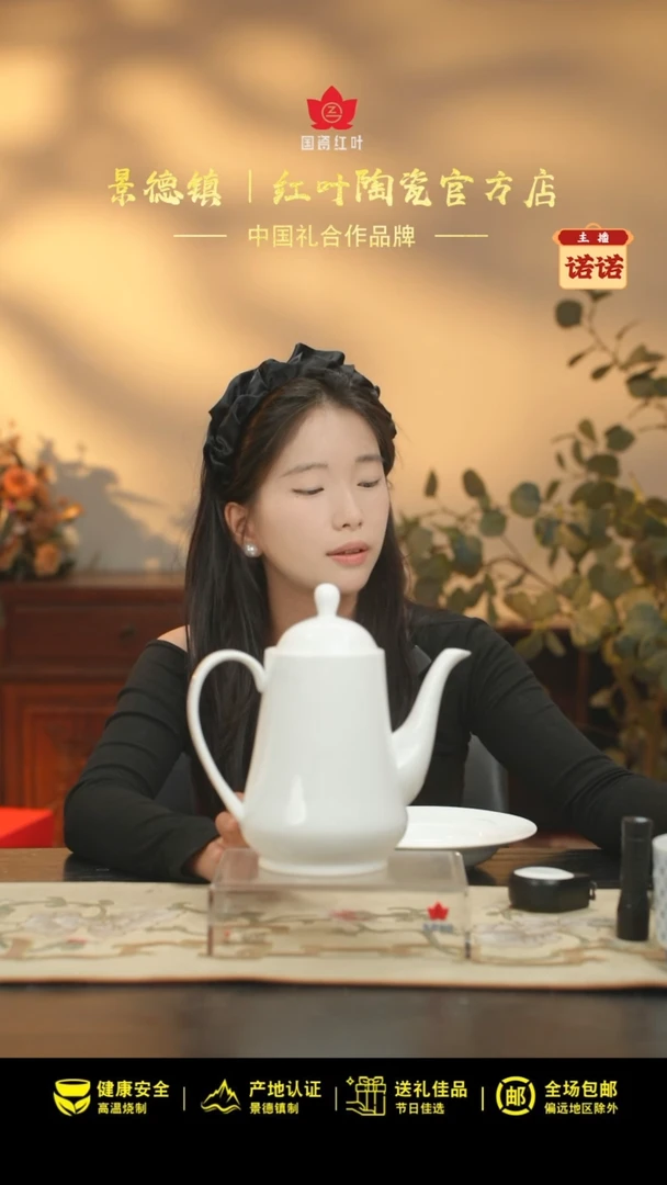 1个微瑕白胎古典大咖啡壶（带盖）（无底款