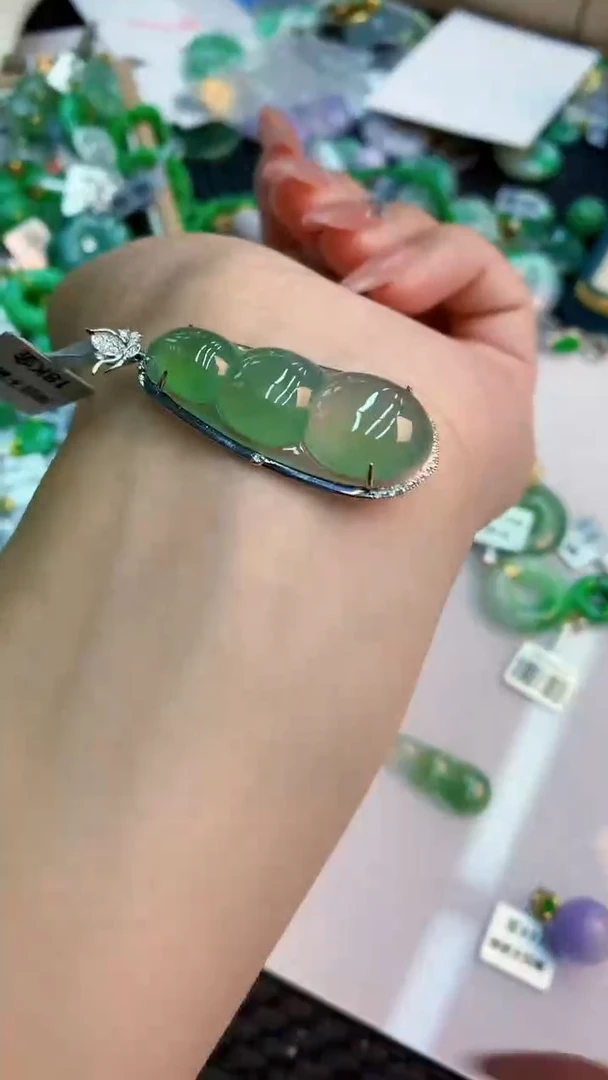 翡翠18K金镶嵌吊坠(不含链)1