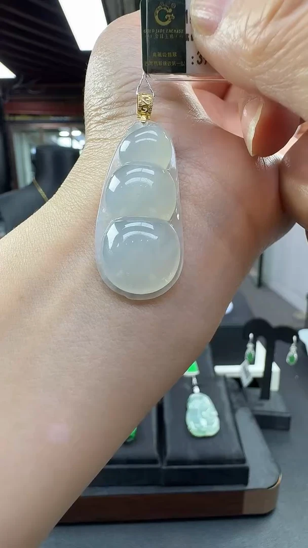 颈饰18K金镶嵌翡翠福豆挂件