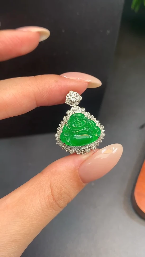 颈饰18K金镶嵌翡翠佛