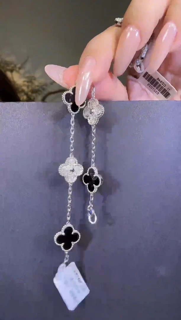 18K金镶嵌手链钻石熊猫隔钻手链