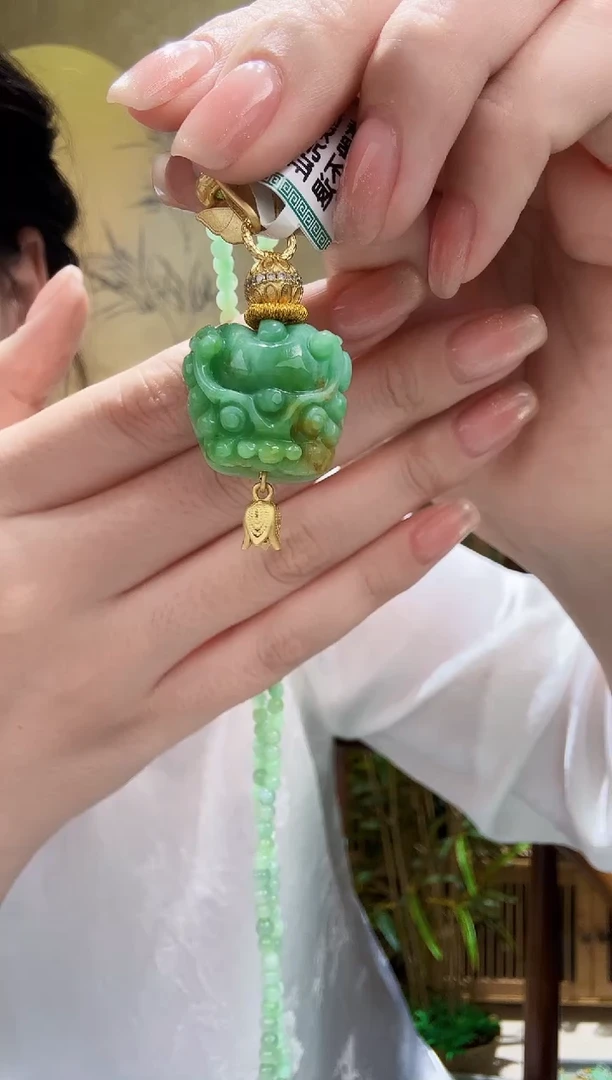 颈饰未镶嵌翡翠吊坠