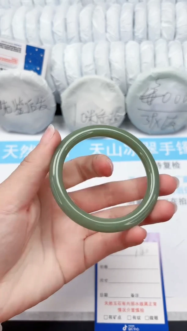 【闪购商品】石英质玉手镯未镶嵌180-56.8