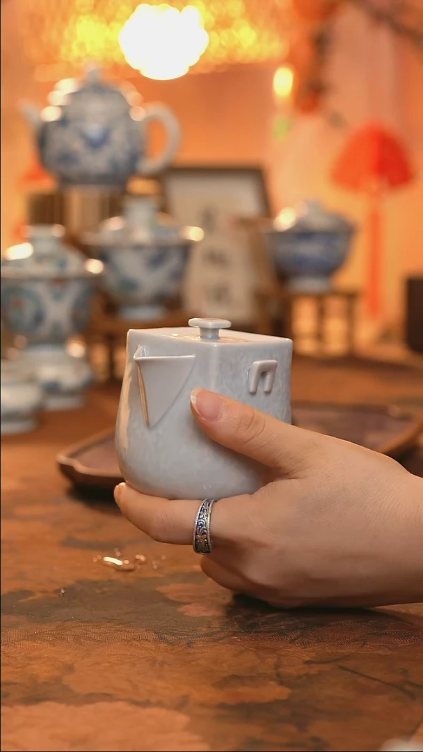 东岳窑木槿紫锤纹方圆手抓壶