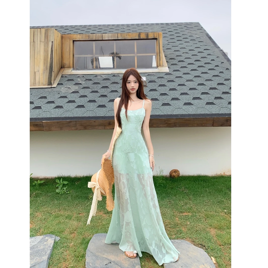 2025夏季新款小新清花边吊带连衣裙女穿搭海边度假法式小仙女长裙