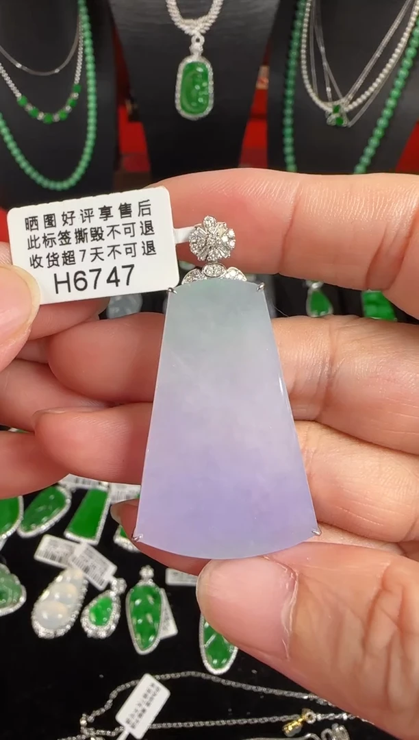 颈饰18K金镶嵌翡翠H6747春彩无事牌