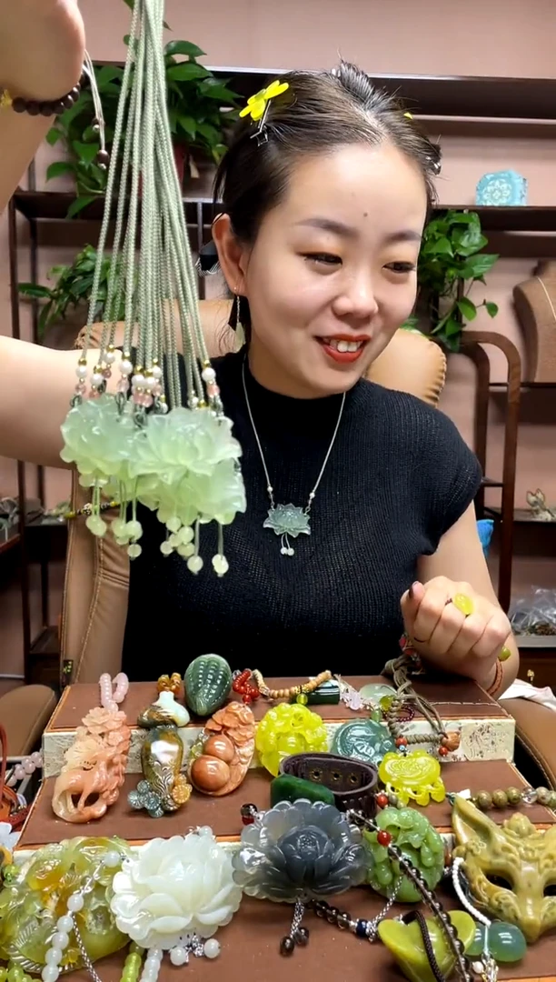 未镶嵌岫玉吊坠多样性发货发其中之一