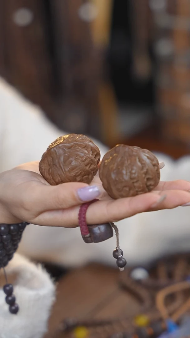 泥塑生命之光4.5左右核桃把件摆件福利一对