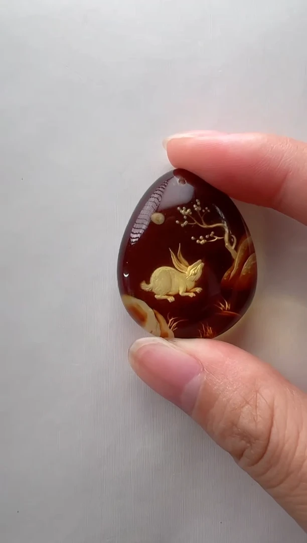 未镶嵌颈饰琥珀小兔子