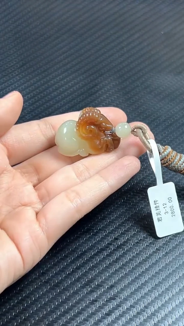 吊坠(赠链)未镶嵌和田玉若羌微色差