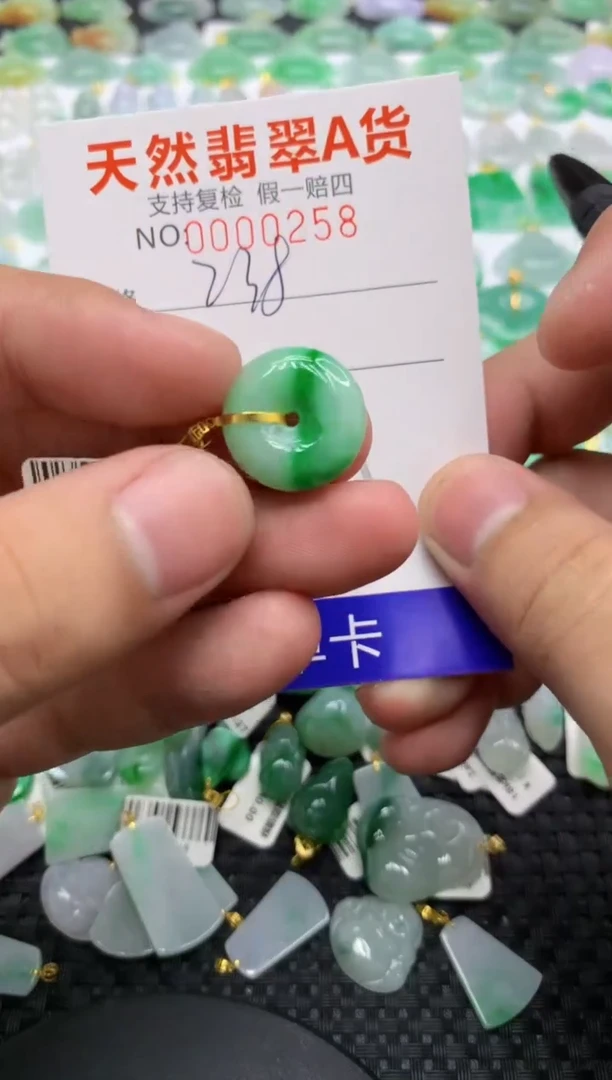 翡翠18K金镶嵌颈饰111111111111