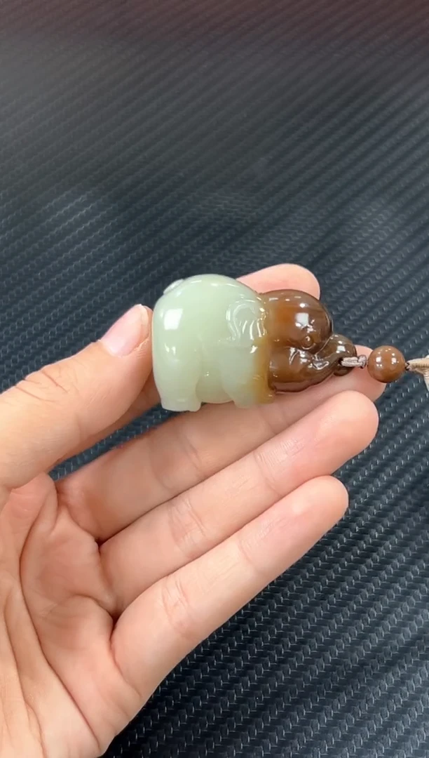 吊坠(赠链)未镶嵌和田玉若羌微色差