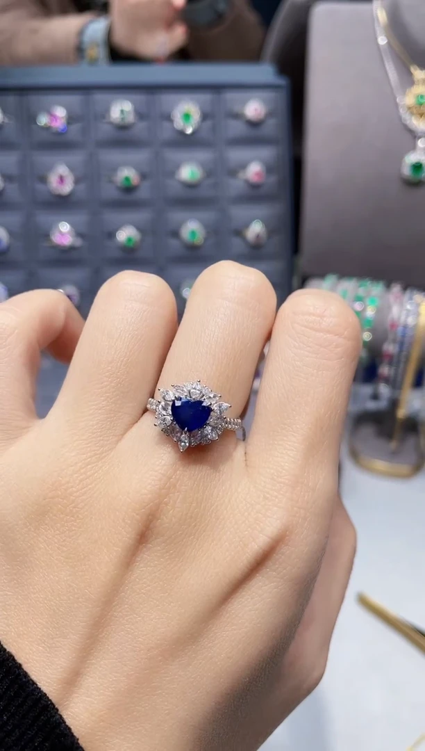 【闪购商品】蓝宝石戒指18K金镶嵌1.64克拉