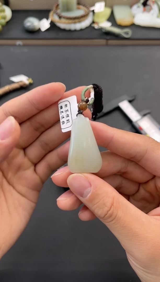 未镶嵌手串和田玉且末金山糖白吊坠微色差