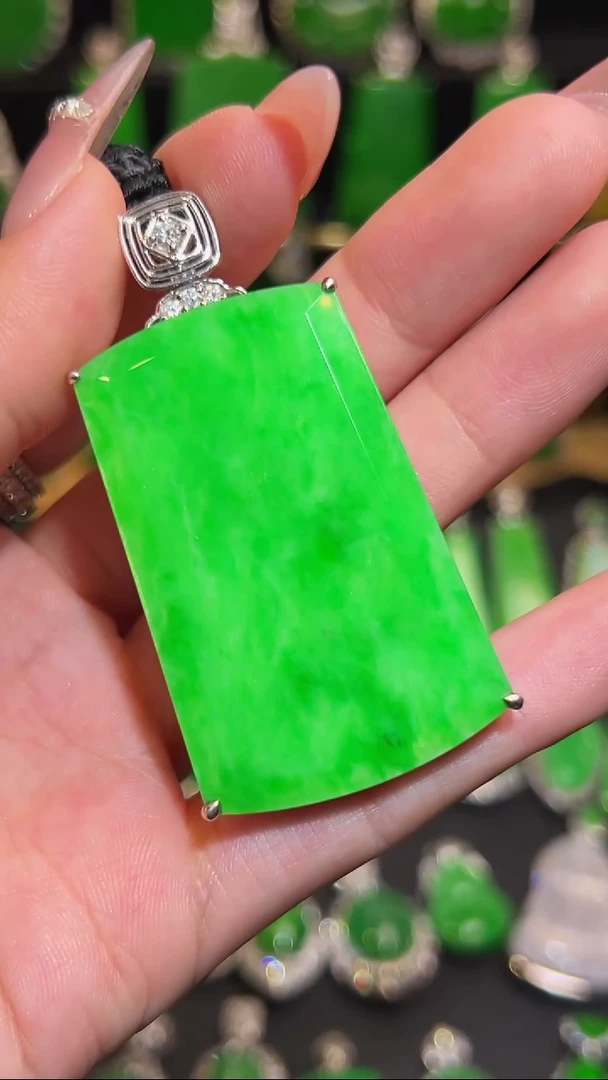 18K金镶嵌挂件翡翠吊坠