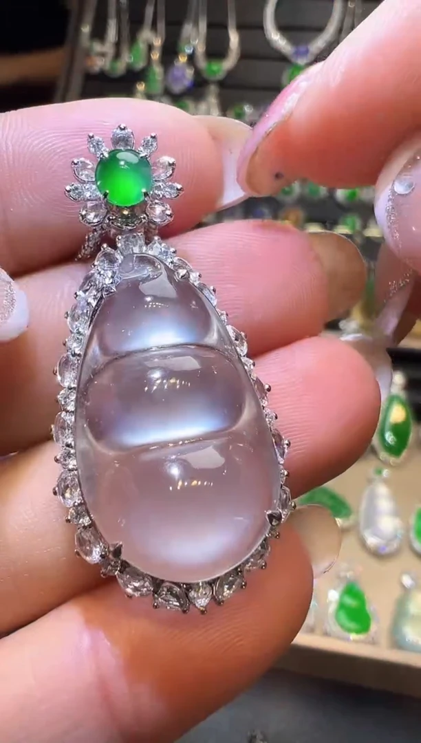 颈饰18K金镶嵌翡翠豆子