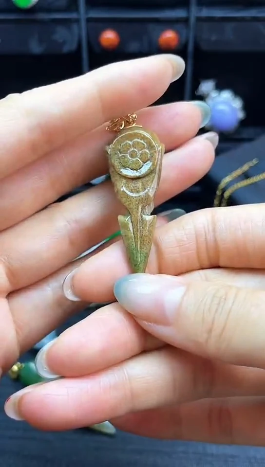 吊坠(赠链)未镶嵌翡翠吊坠