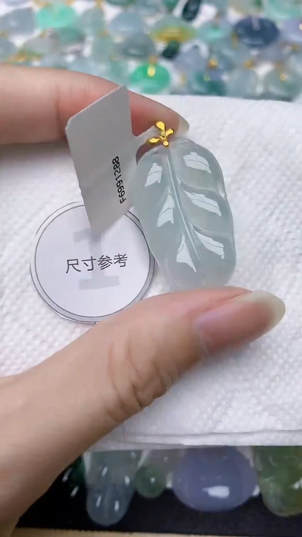 颈饰18K金镶嵌翡翠天然A货翡翠