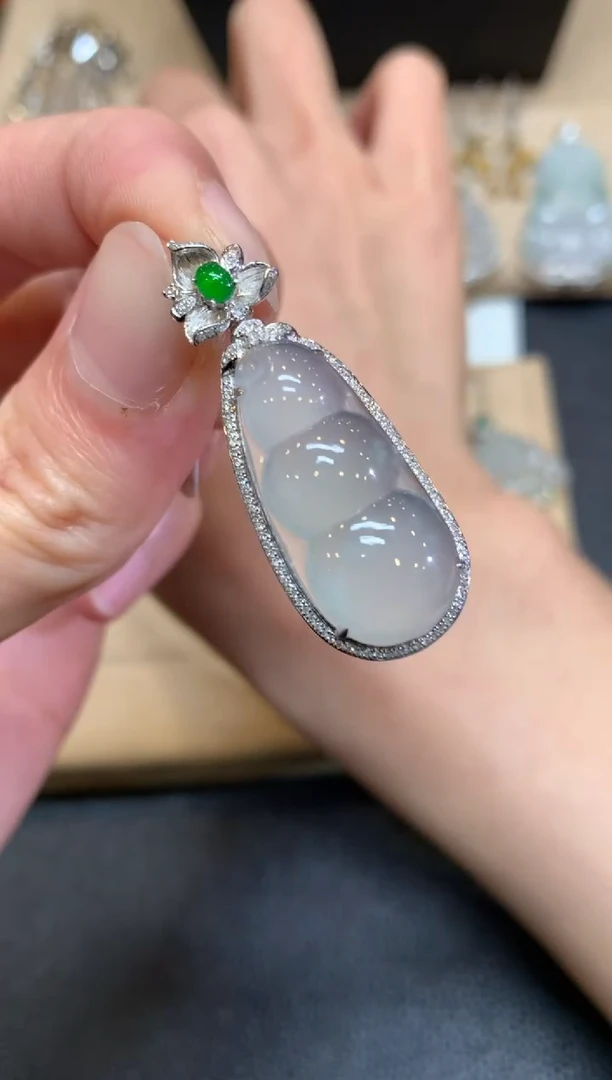 【闪购商品】翡翠颈饰18K金镶嵌福豆【无服务费】