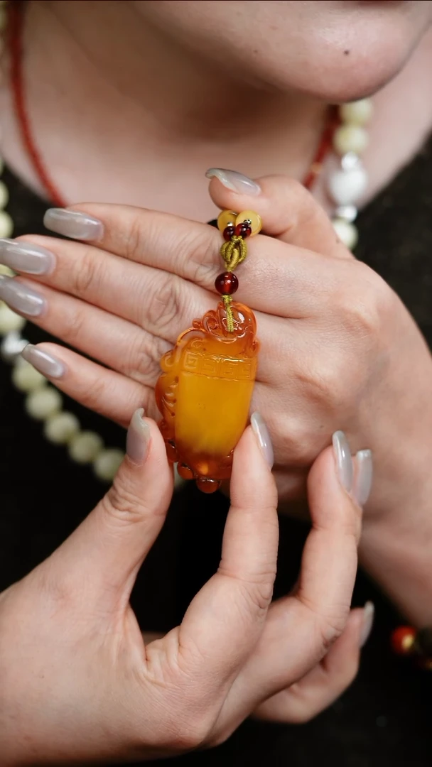 蜜蜡吊坠(不含链)未镶嵌天然蜜蜡龙牌吊坠赠绳 克重12g+