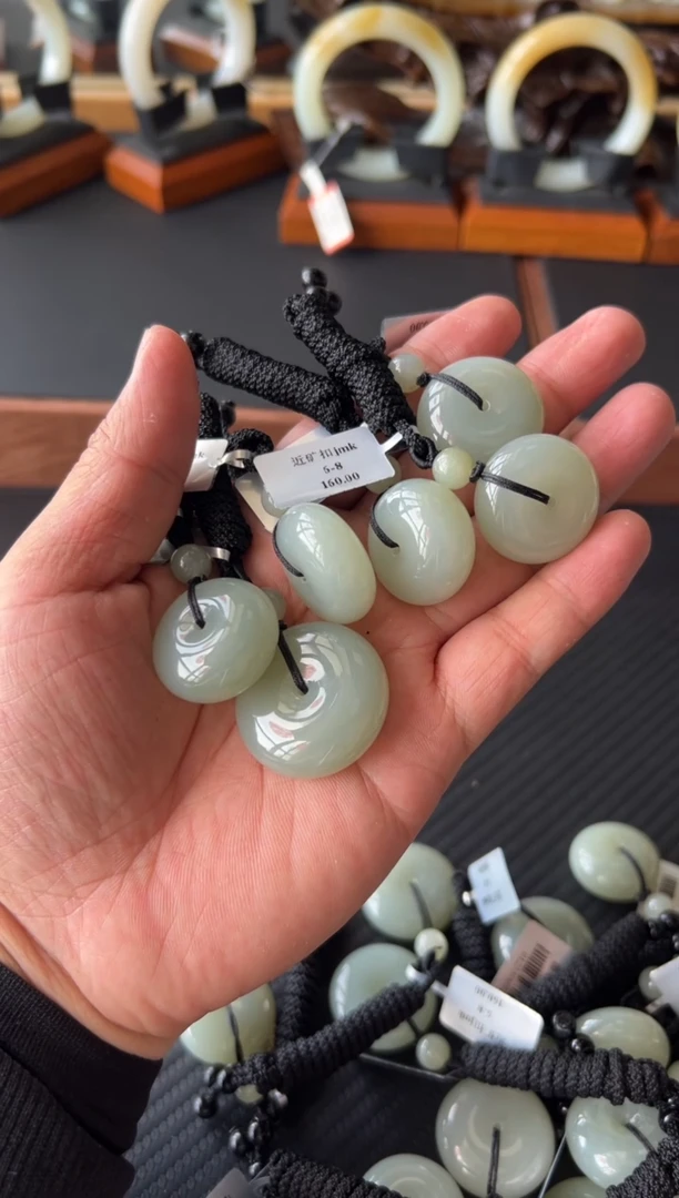 和田玉未镶嵌吊坠(赠链)且末微色差近矿Jmk多样性发货拍一发一