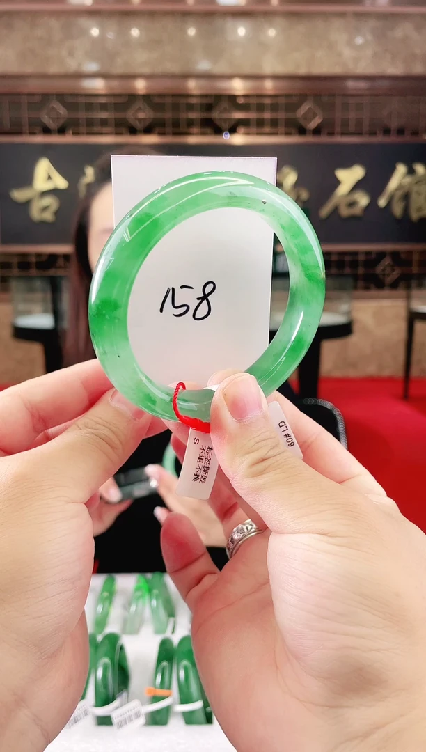 未镶嵌手镯石英质玉（非洲翠）微瑕一经发货运费不退介意勿拍