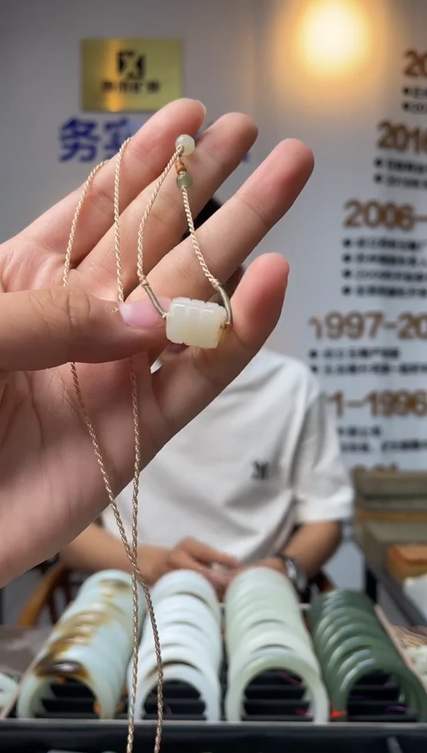 颈饰未镶嵌和田玉且末老料白玉路路通吊坠一件