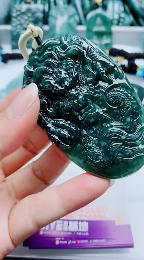 颈饰未镶嵌翡翠