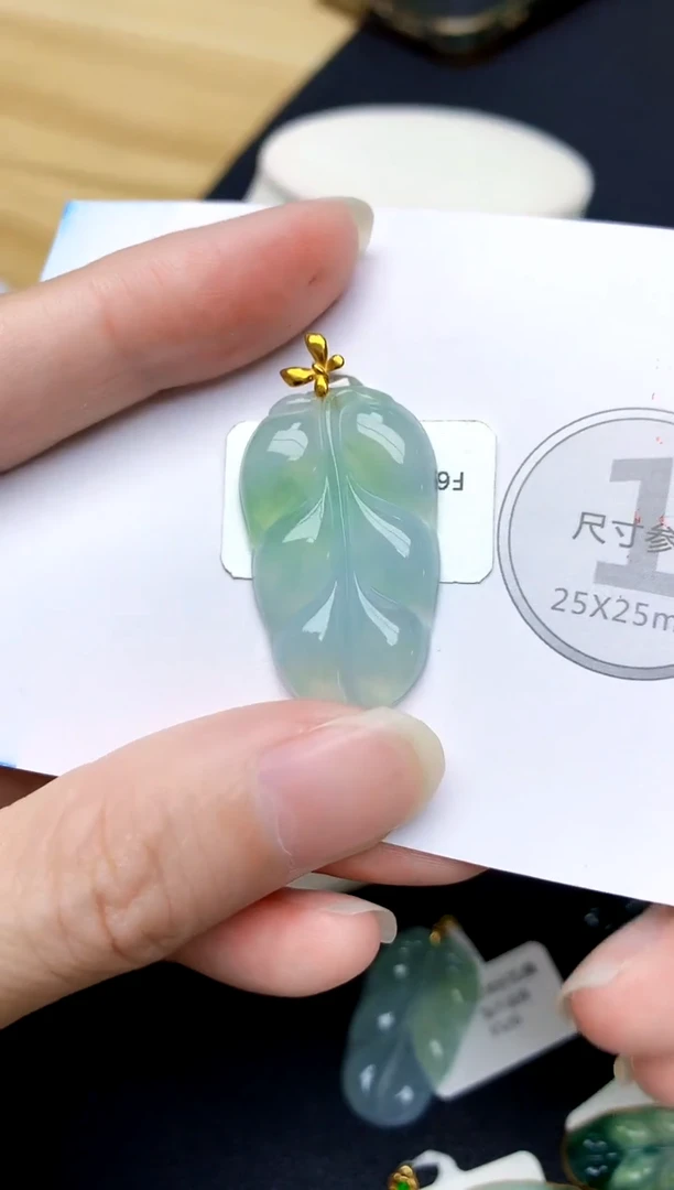 颈饰18K金镶嵌翡翠天然A货翡翠