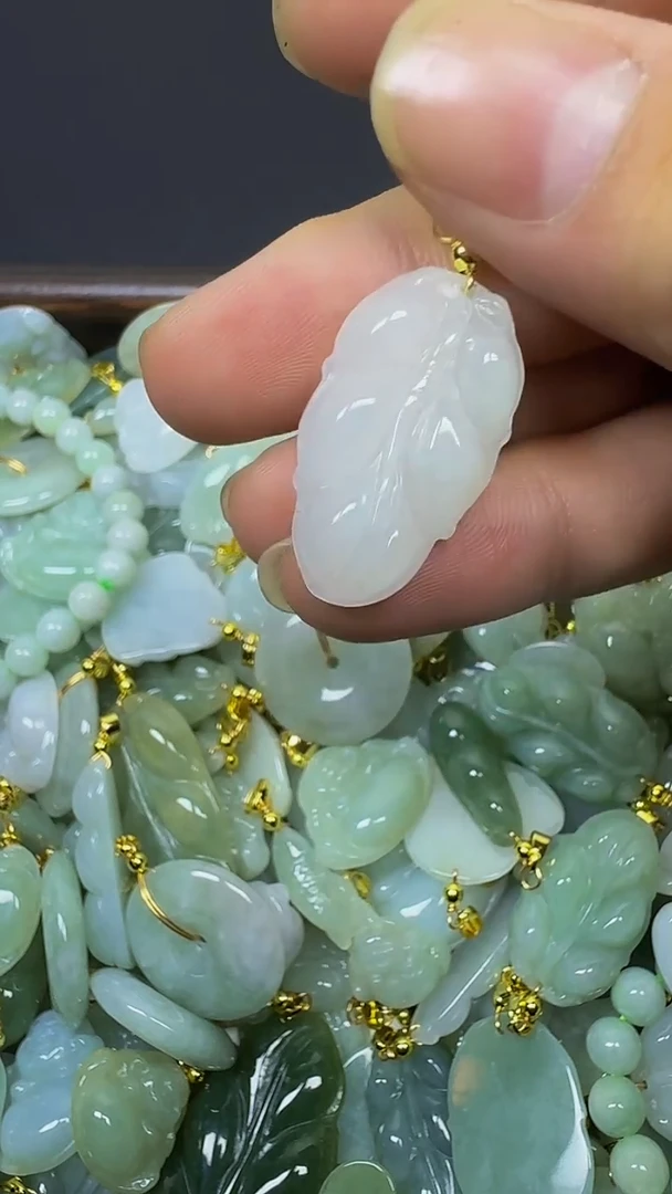 颈饰未镶嵌翡翠颈饰未嵌镶翡翠