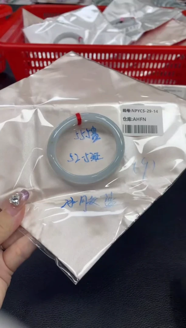 翡翠手镯未镶嵌翡翠手镯