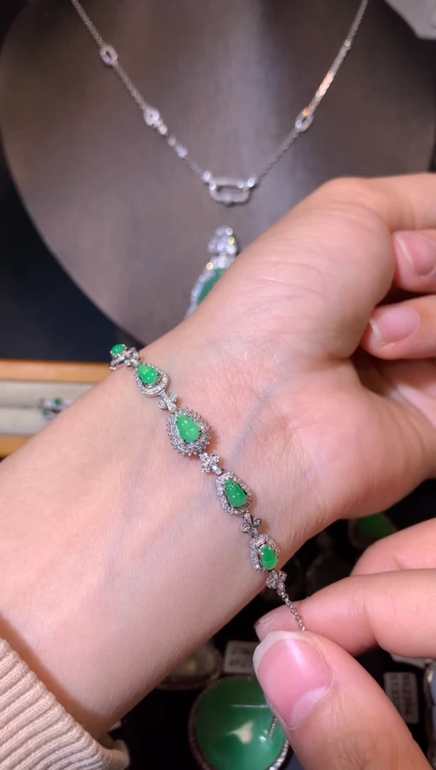 【闪购商品】翡翠吊坠(不含链)18K金镶嵌手链