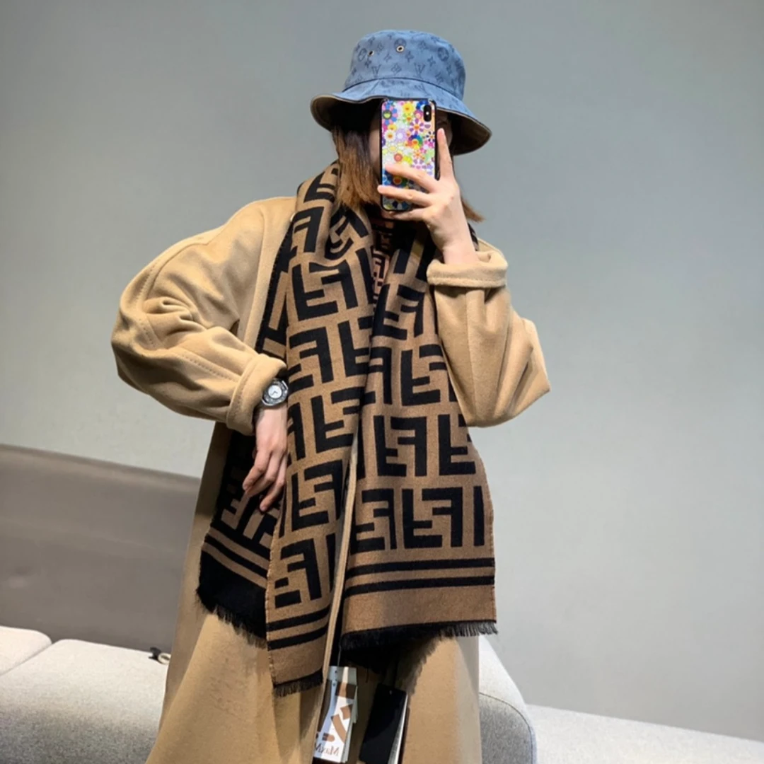 未使用 FENDI/芬迪 FF老花logo羊毛真丝围巾180*35cm