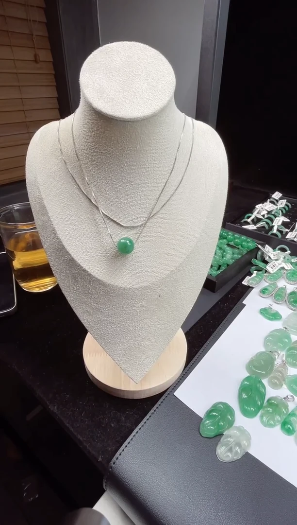 吊坠(不含链)未镶嵌石英质玉（非洲翠）25.8单珠