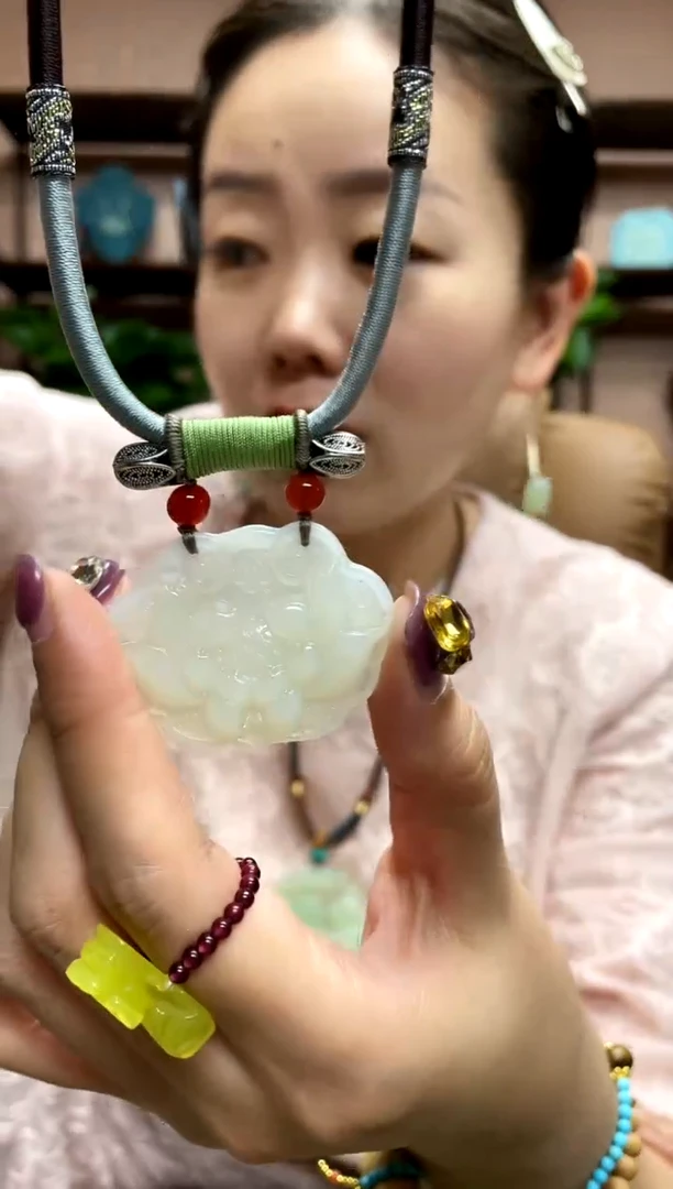 岫玉未镶嵌吊坠·