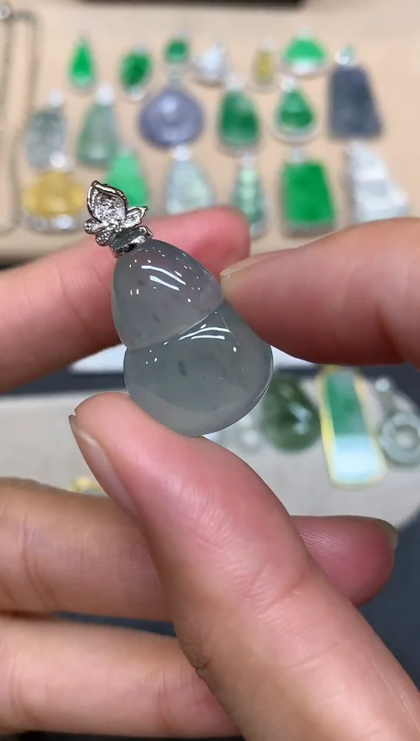 颈饰18K金镶嵌翡翠葫芦【无服务费