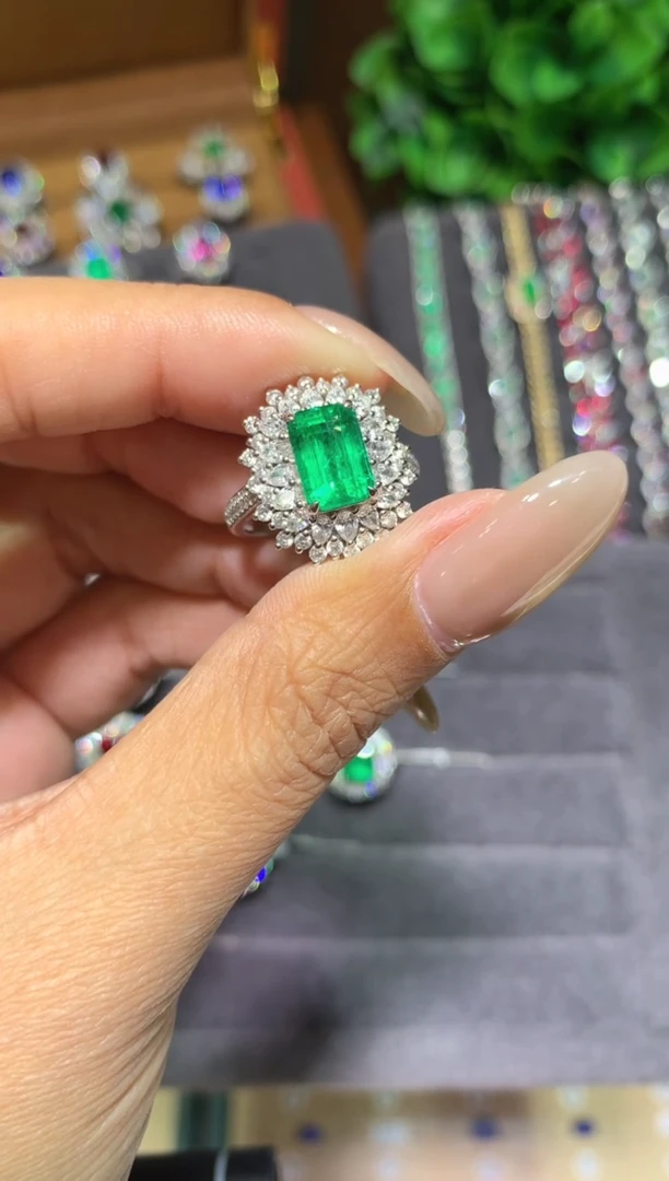 18K金镶嵌戒指祖母绿2ct