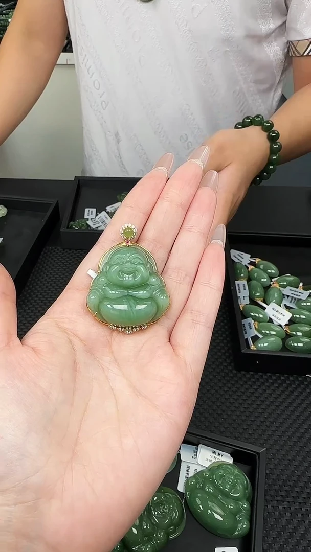 吊坠(不含链)18K金镶嵌和田玉一个，多样性发一件