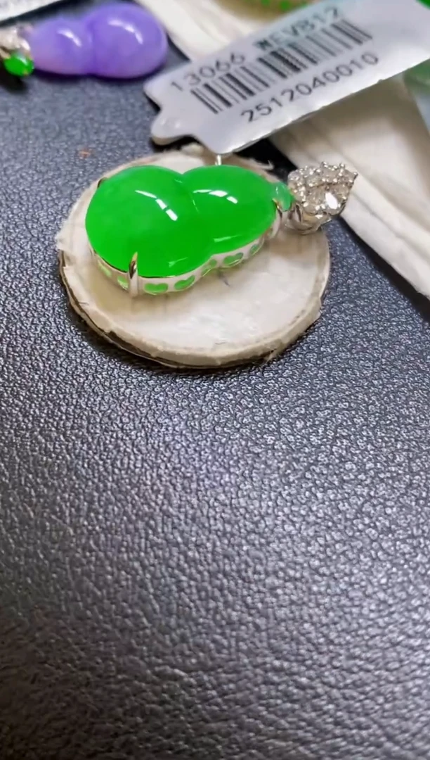 颈饰18K金镶嵌翡翠葫芦