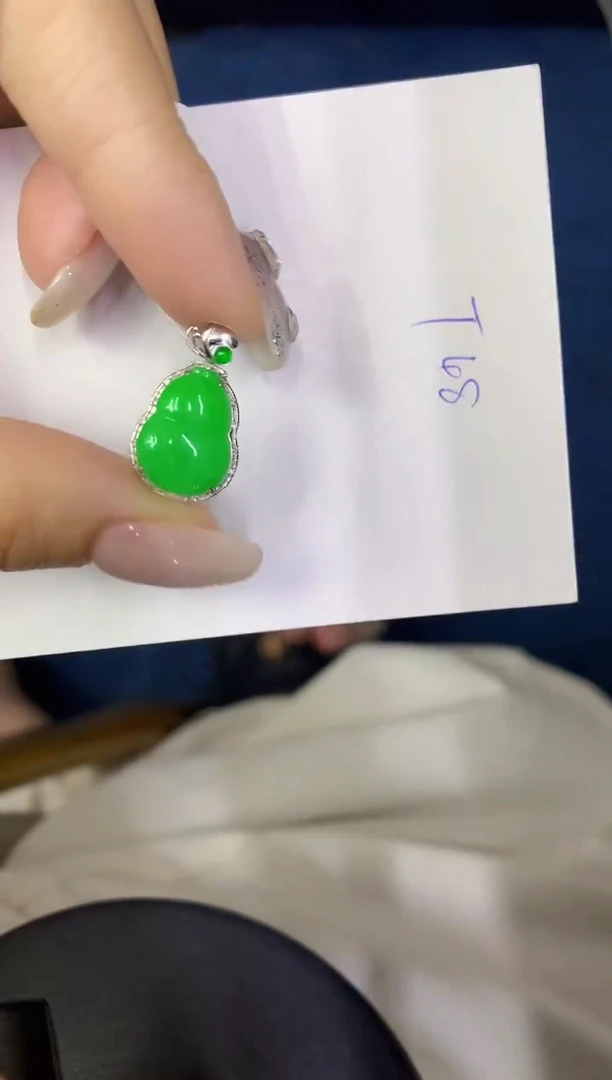 翡翠18K金镶嵌颈饰缅甸天然翡翠A货