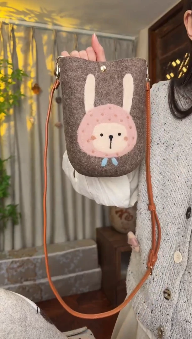 羊毛非遗羊毛毡包 手机包兔子